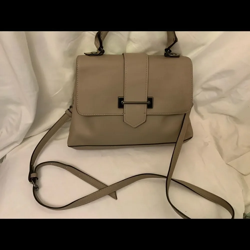 New Vera Wang Simply Vera Soft Pink Purse Hand Bag Shoulder Bag Faux leather